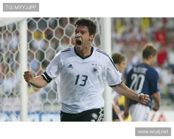 巴拉克与维埃拉在中场组织下出现结构分散与球权偏移趋势