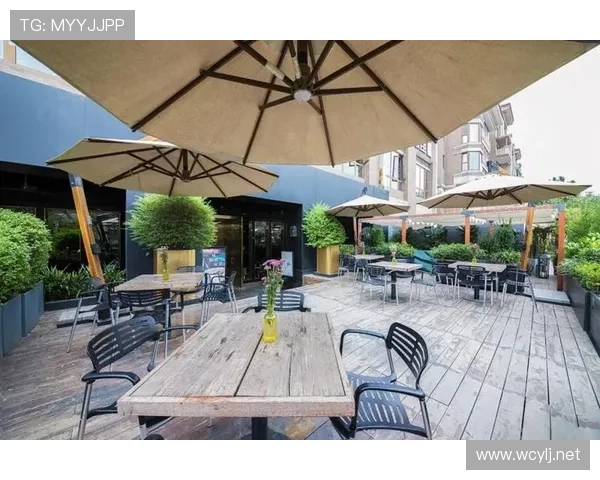 刷到瑞安·洛赫特家那张后院照，泳池比我整栋楼还大，酒柜的牌子我连认都认不全