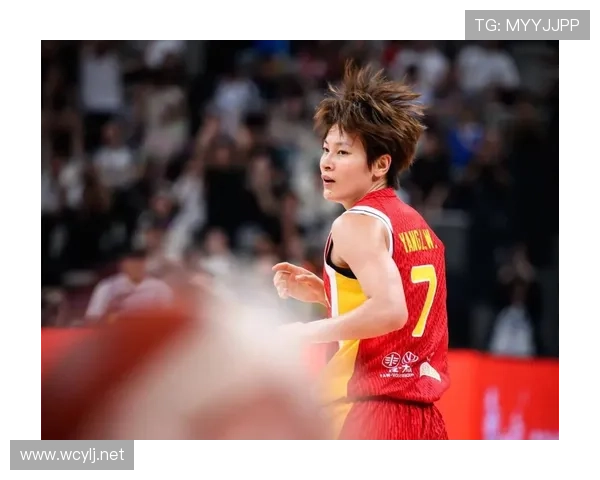 杨力维赛场上拼得像战士，翻到她私服图我以为点错了明星买手店